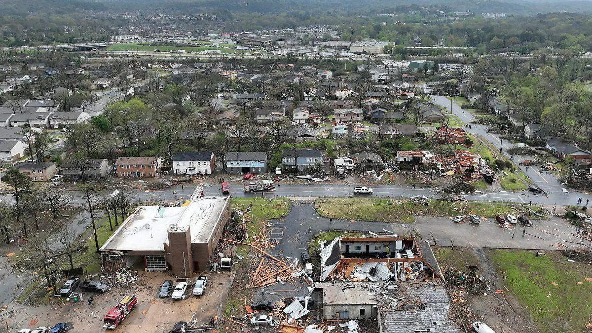 Al menos 9 muertos por tornados que arrasan el sur y el medio oeste de EU